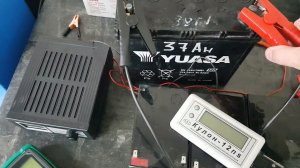 ЗАРЯД  АККУМУЛЯТОРА  YUASA  45 Ач,  десульфатация и обслуживание.