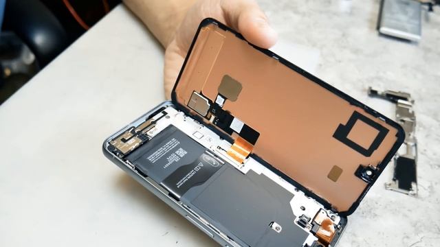 Pixel 8 - Брак Google или нас решили полюбить? Спасаемся от замены экрана. смотреть онлайн