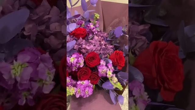 Purple and Red bouquet. Hydrangea, Matthiola, Rose and Eucalyptus смотреть онлайн