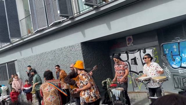 Madrid. El Rastro. Mercado y grupo musical, lugar para visitar al aire libre nuevo y usado. смотреть онлайн