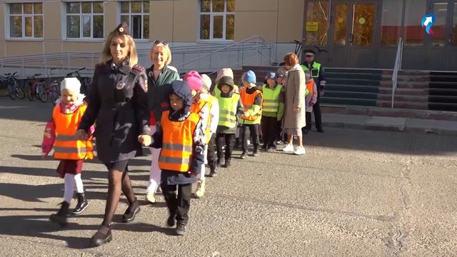 В Губкинском сотрудники полиции прошли с детьми путь от школы до дома смотреть онлайн