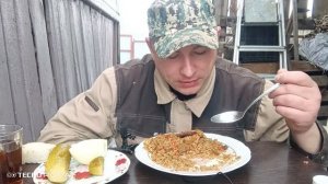 мукбанг/обжор/плов узбекский,солёные огурцы,на свежем воздухе/