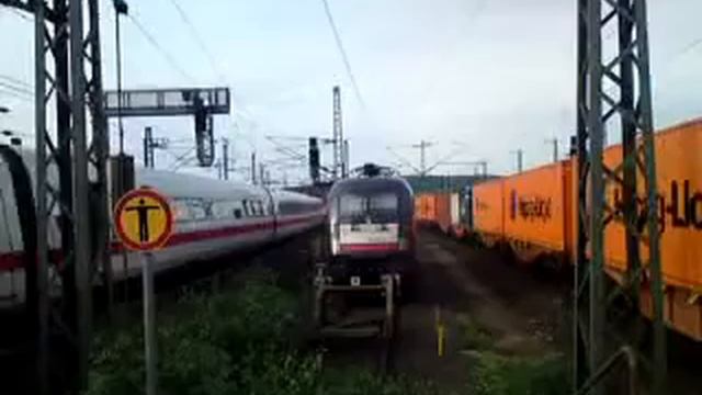 Wiener Lokalbahn 182 520-2(ES 64 U2-020) neben MRCE 182 und rechts daneben 120 mit 182 vorm IC2082 смотреть онлайн