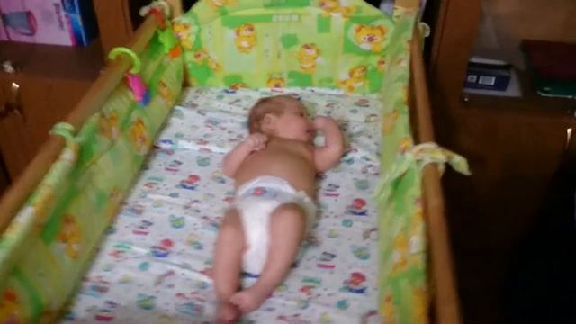 Макар Лежит в кроватки смотрит на мишку 31мая2015 смотреть онлайн