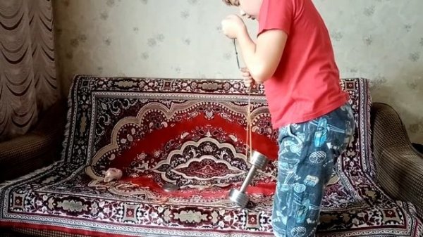 Поднял 10 литровую бутылку при помощи резинок!!!