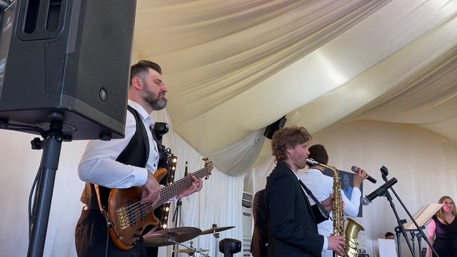 “I Feel Good”. 🎸➡️🎧🔊