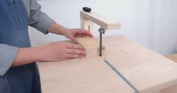 Делаем станок с ленточной пилой - Изготовления пазлов [ЛАЙФХАК]