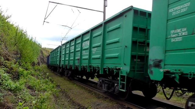 2ЭС6-356 "Синара" с грузовым поездом и приветливой бригадой смотреть онлайн
