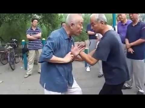 Мастер Ли Чугун, демонстрирует применение Хунчуань