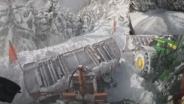ЭКСТРЕМАЛЬНЫЕ❄️условия для расчистки глубокого снега в Австрии на Рождество. смотреть онлайн