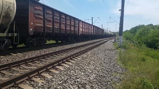 Тепловоз 2ТЭ25Км-0038 с приветливой лок. бригадой. смотреть онлайн