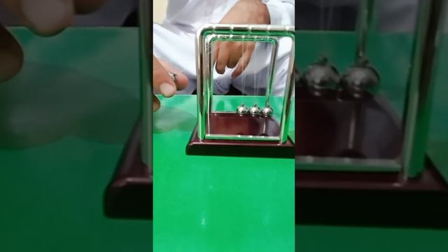 Law of conservation of momentum by Newton’s cradle смотреть онлайн