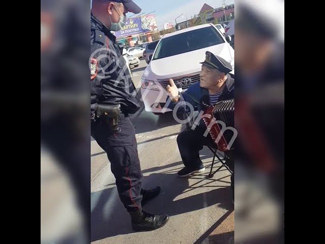 Он играет на гармошке у прохожих на виду. К сожалению... смотреть онлайн