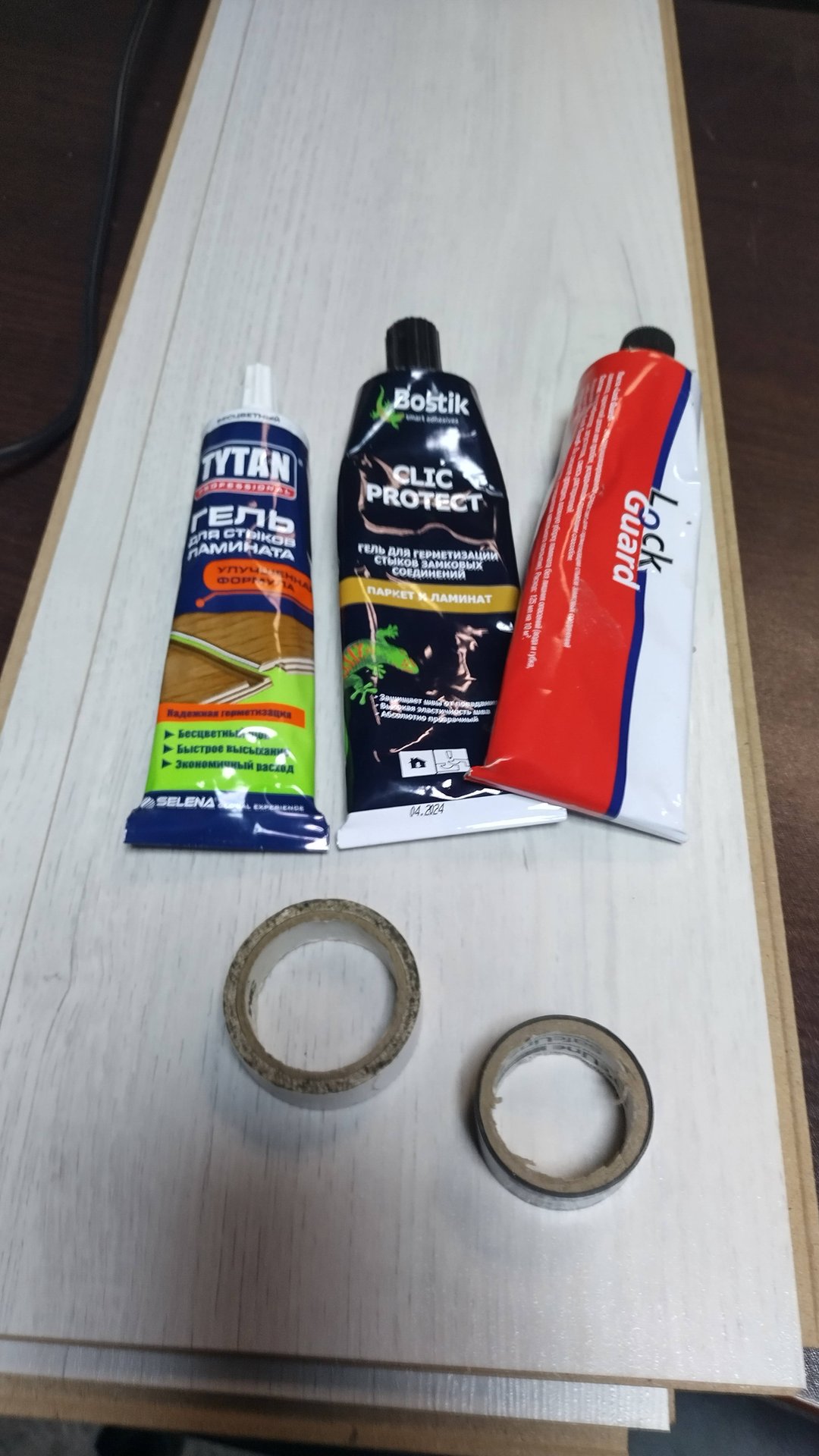 Процесс демонтажа ламината, обработанным шовным герметиком