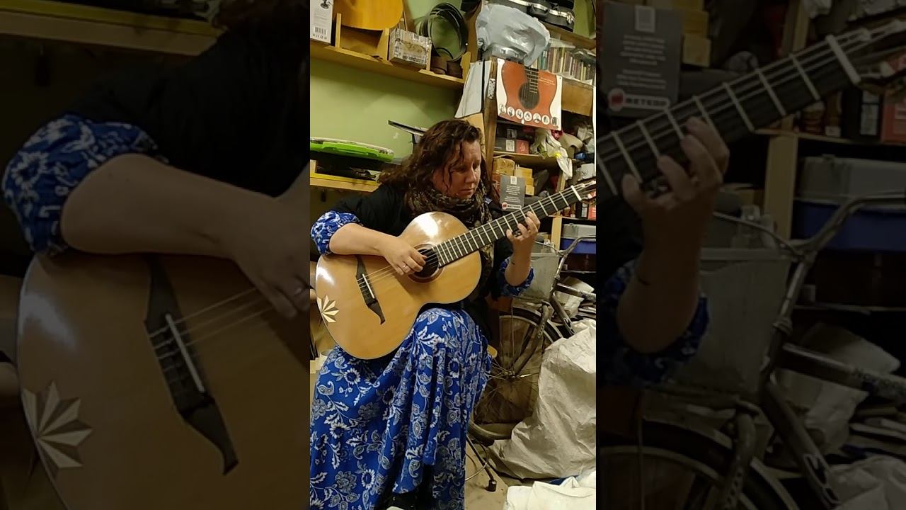 Анна Али играет на русской гитаре Антона Хорина смотреть онлайн