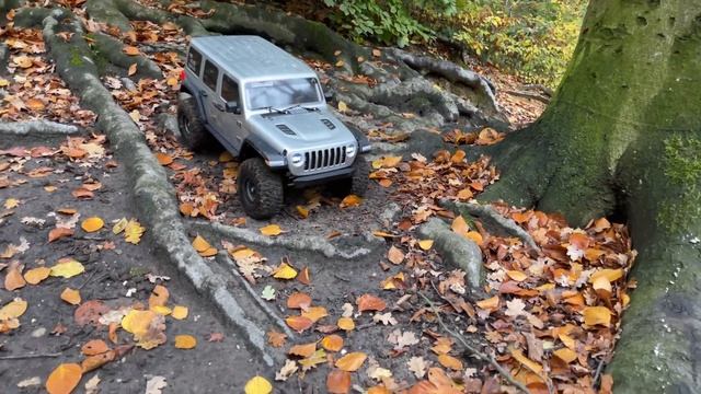 Axial SCX6 in action with other crawler смотреть онлайн