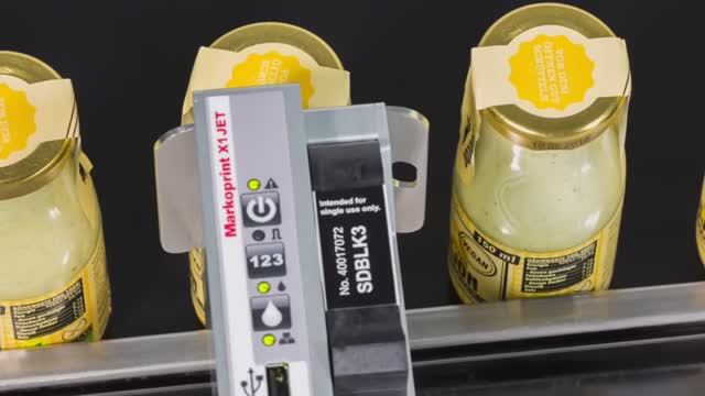 Markoprint X1JET HP наносит маркировку на металлические крышки бутылок с соусом