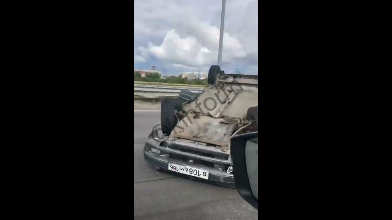 В Сургуте в результате столкновения двух автомобилей одна из машин опрокинулась на крышу смотреть онлайн