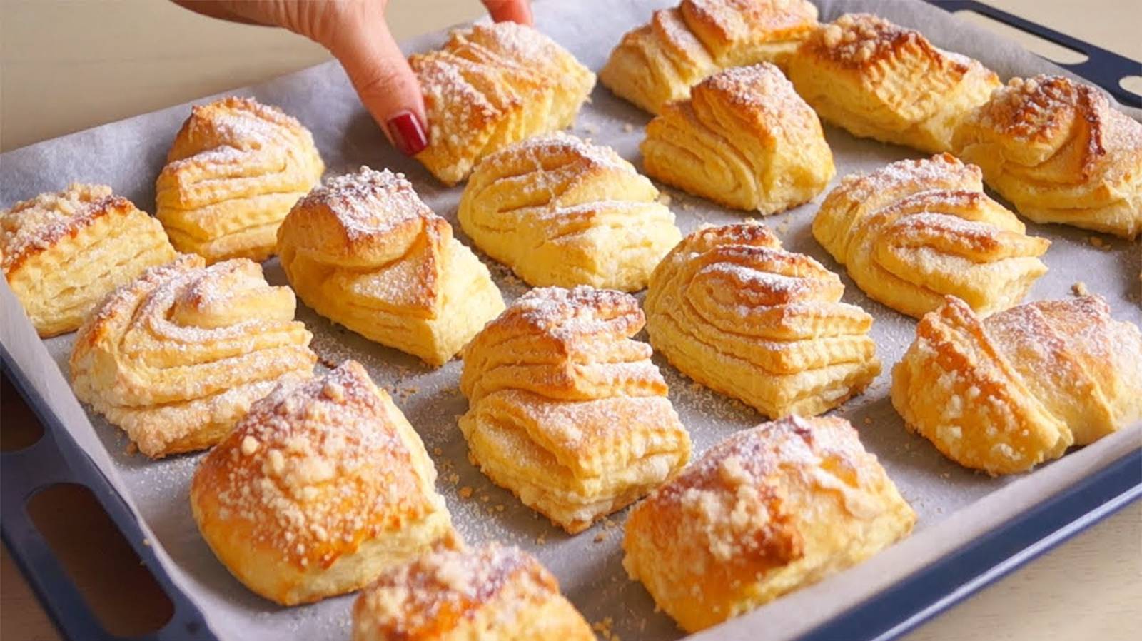 Слоистые булочки из ночного теста. Вкусные и готовятся очень просто. На завтрак и к чаю смотреть онлайн