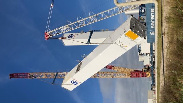 Tandem lifting huge tower with two heavy mobile crawler cranes (part 1) смотреть онлайн