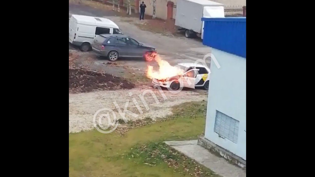 В Сургуте сгорела машина Яндекс Такси смотреть онлайн