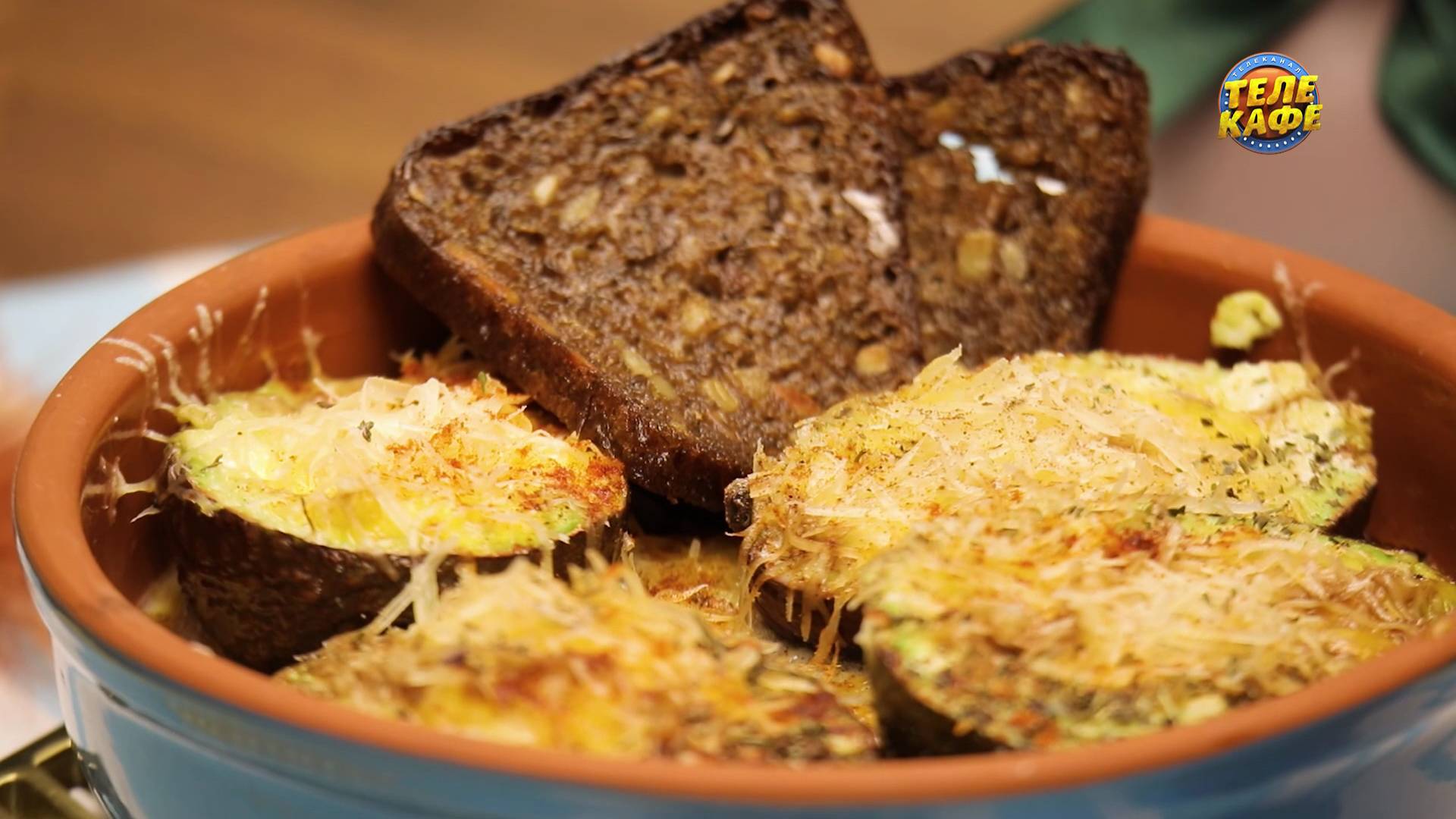 Яйца, запечённые в авокадо смотреть онлайн