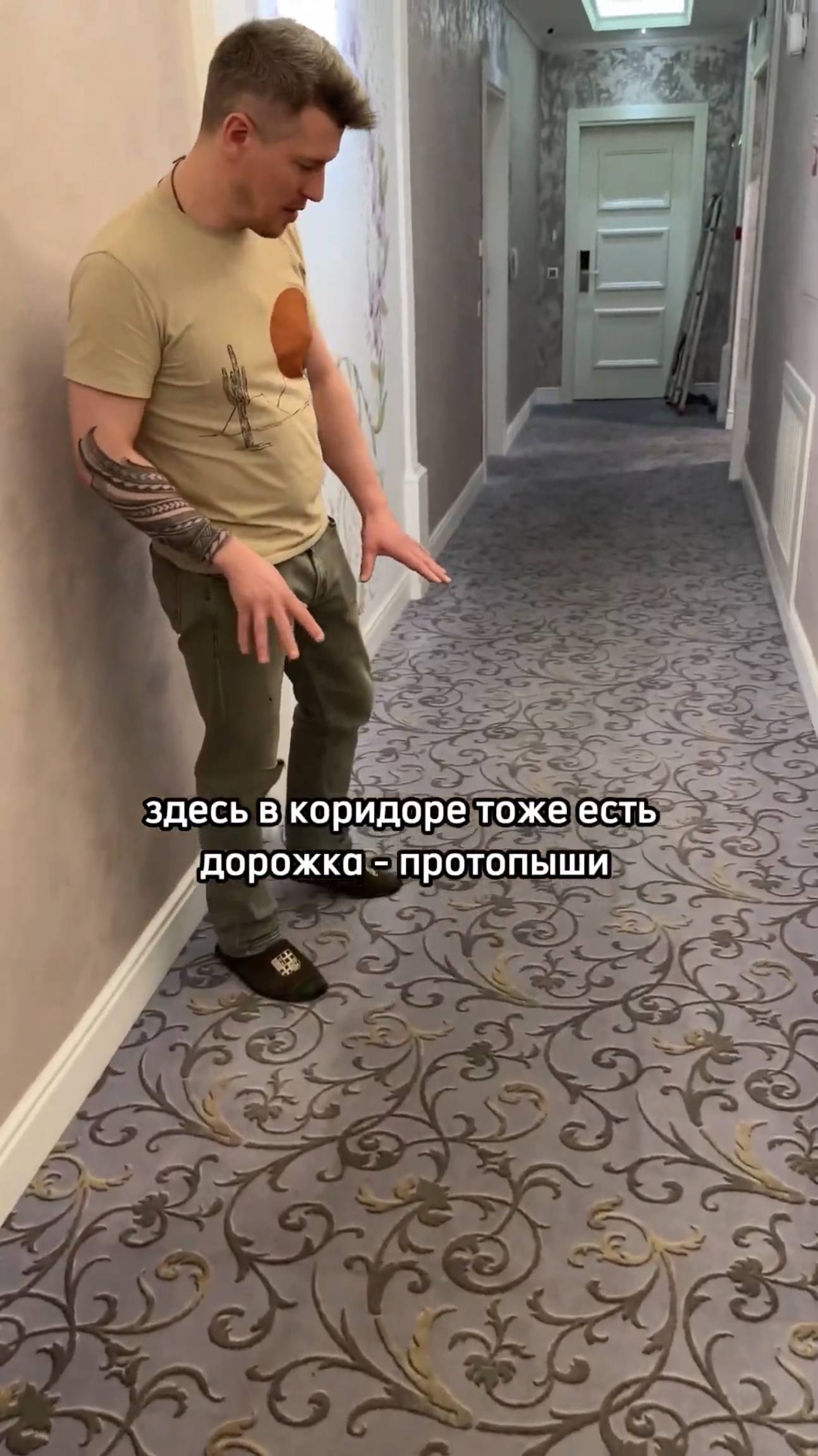 Пестрый рисунок на напольном покрытии лучше скрывает грязь смотреть онлайн