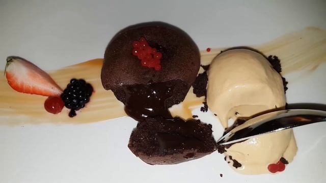 Шоколадный фондан с кофейным мороженым...)) смотреть онлайн