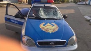 Запрыгнул на патрульный автомобиль. На полицейских напали в Костанае - видео