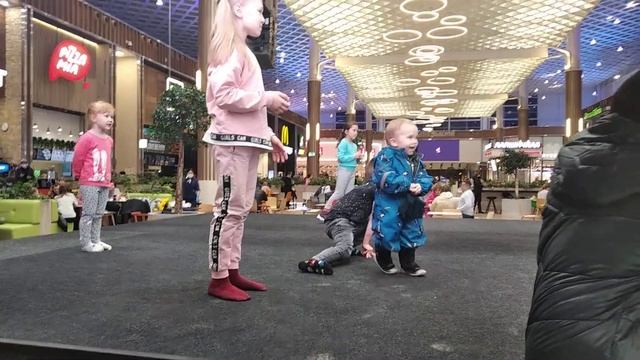 5.11.2021 Мега..Дети играют в антистресс и в кальмара. хе хе смотреть онлайн