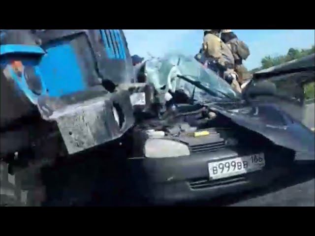 Под Нефтеюганском Лада залетела под встречный Урал. смотреть онлайн