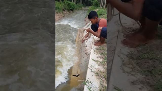 Magnet Fishing With The Most Powerful Magnet EVER Made - Unbelievable What I Found #118 смотреть онлайн