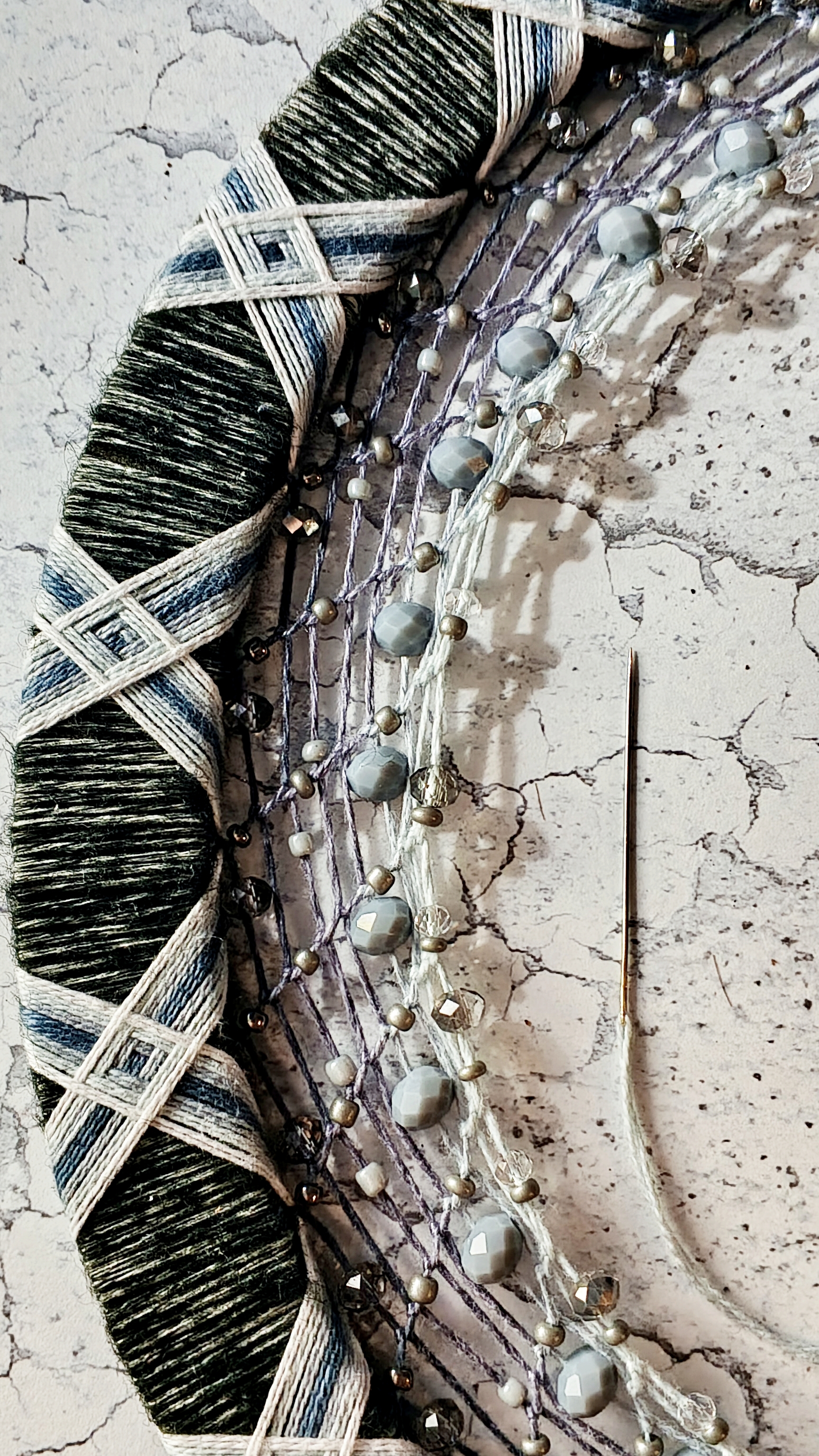 Процесс плетения паутинки в ловца снов