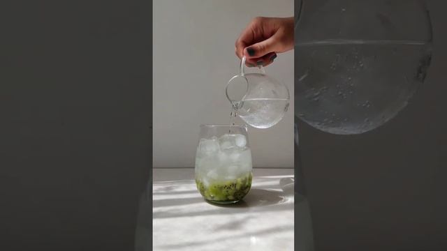 کیویاد به سبک لیموناد(کیوی با یک قاشق غذا خورب شکر. یخ. سودا. چای ترش. لیمو🙈🥺 смотреть онлайн