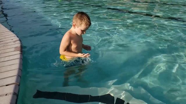 Swimming Pool Fun ! смотреть онлайн