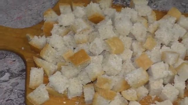 Салат Цезарь с курицей и сухариками смотреть онлайн