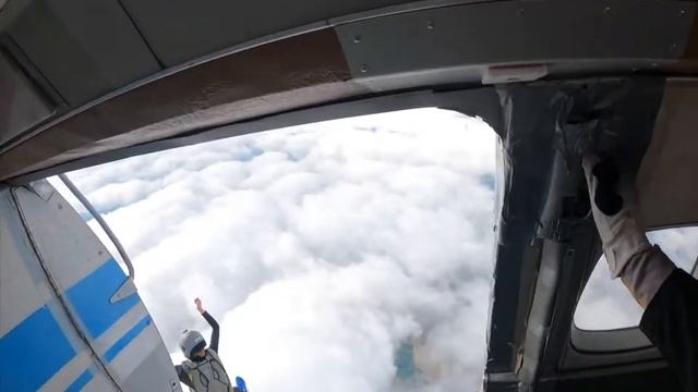 Первый прыжок с парашютом смотреть онлайн