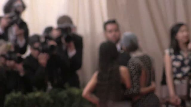 Miley Cyrus and Zoe Kravitz at Met Gala 2015 смотреть онлайн