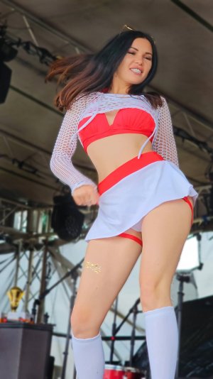 Девочка танцует