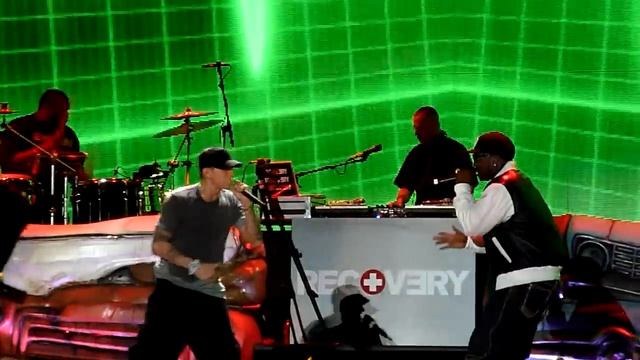 50 Cent ft. Eminem - Patiently Waiting (Comerica Park 9-2-10) LIVE!! смотреть онлайн