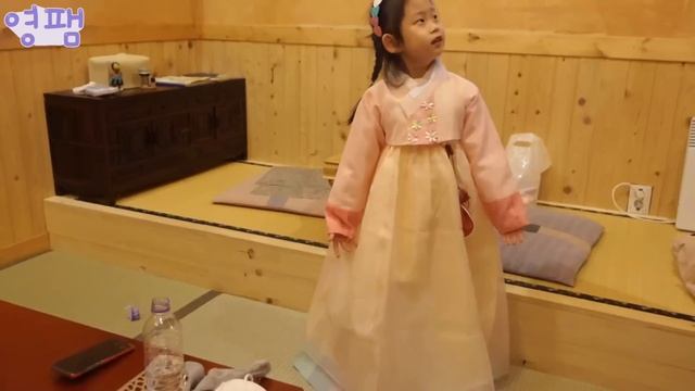 [SUB] 한옥 펜션에서 아이들과 즐거운 여행 смотреть онлайн