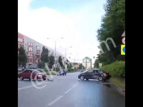 Видеорегистратор снял столкновение двух машин на 50 лет ВЛКСМ. Сургут смотреть онлайн