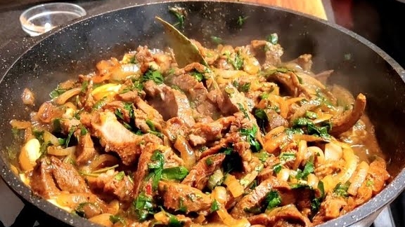 Тушёная говядина с луком. Отличный рецепт подходит к любому гарниру. смотреть онлайн