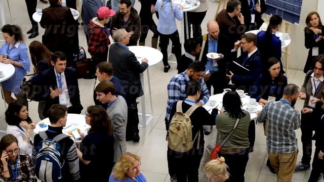 People take buns with raisins on a coffee break at a conference смотреть онлайн