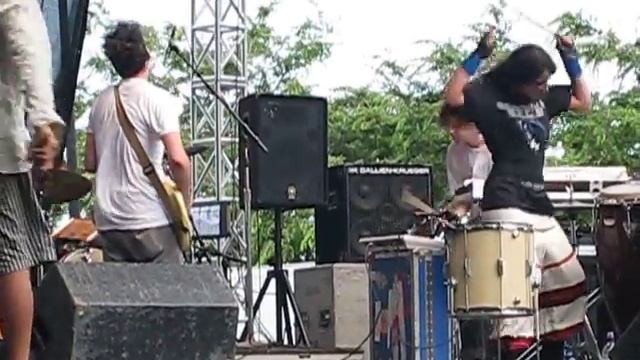 Gang Gang Dance - Vacuum - Lollapalooza 2009 смотреть онлайн