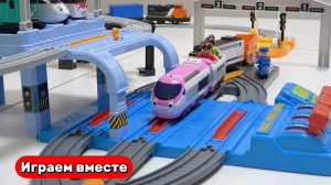 Играем в поезда ! Играем в игрушки ! Строим железную дорогу ! Видео для детей