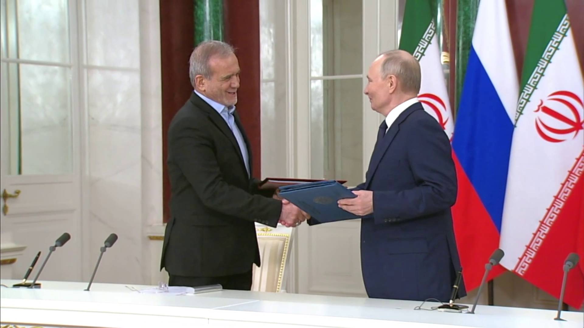 По окончании переговоров Владимир Путин и Масуд Пезешкиан дали совместную пресс-конференцию смотреть онлайн