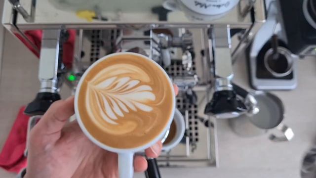 Latte art Rosetta practice on a Profitec Pro 700 machine смотреть онлайн