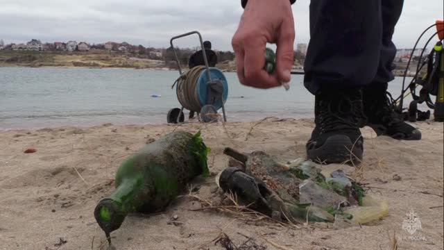 В канун Крещения водолазы МЧС России по Севастополю обследовали дно в местах предстоящих купаний смотреть онлайн