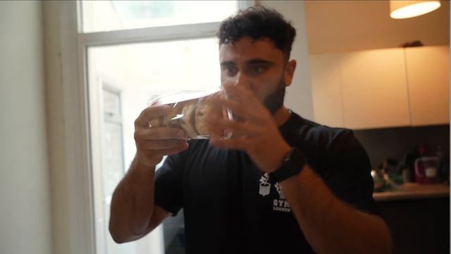 VITA DA FITNESS A LONDRA - GYMSHARK E SUPERMERCATO FIT LONDINESE STILE AMERICANO смотреть онлайн